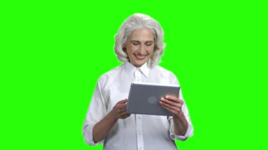 Video arama olan tablet pc ile Kıdemli kadın.