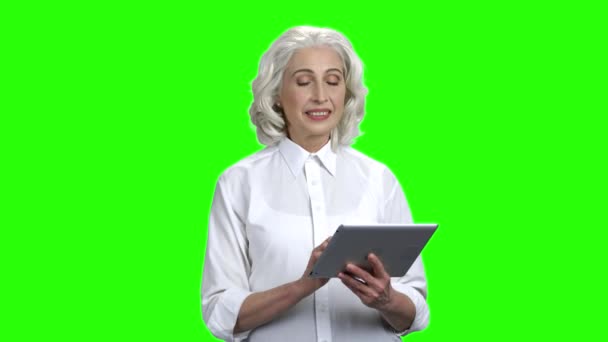 タブレットPCを使用して魅力的なシニア女性. — ストック動画