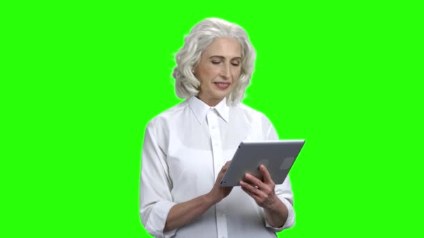Elégante femme âgée tenant tablette numérique . — Video