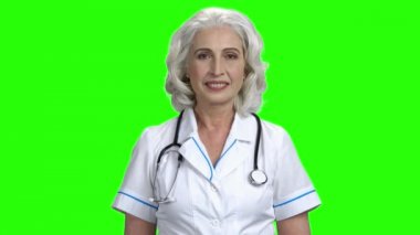 Yeşil ekran arka planda Kıdemli kadın doktor.