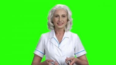 Başarılı kadın doktor steteskop kullanıyor..