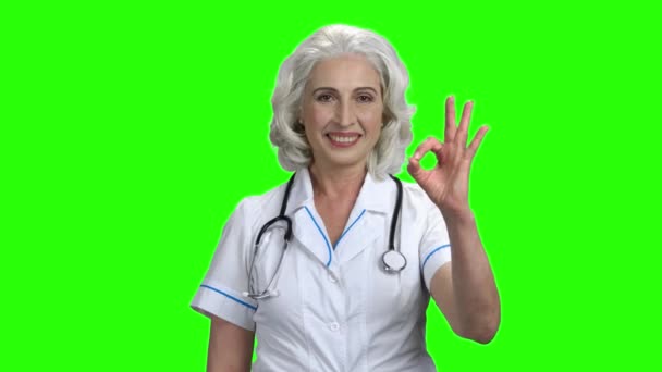 Mujer mayor médico mostrando signo OK. — Vídeo de stock