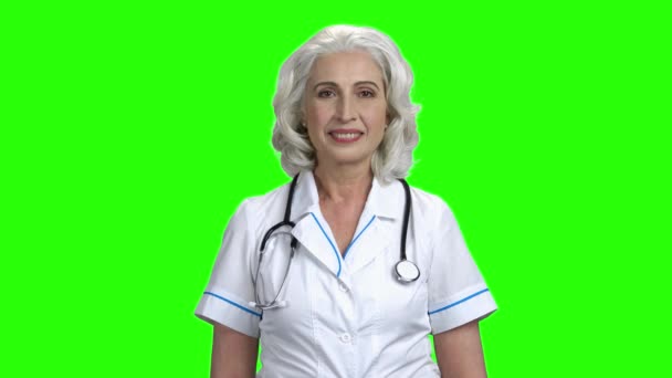 Pretty läkare kvinna på grön skärm. — Stockvideo