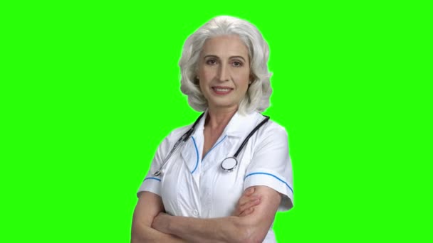 Hermosa mujer doctora sonriente en pantalla verde . — Vídeos de Stock