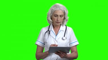 Dijital tablet kullanan kendine güvenen kadın doktor.