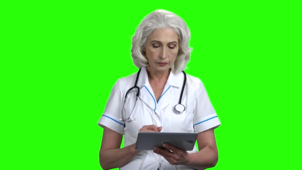 Fiducioso medico donna utilizzando tablet digitale. — Video Stock