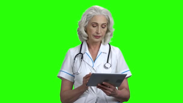 Médica madura usando comprimido digital. — Vídeo de Stock