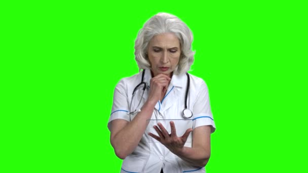 Kobieta lekarz za pomocą futurystyczny przezroczysty Tablet PC. — Wideo stockowe