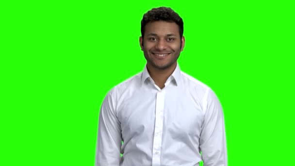 Улыбающийся индийский бизнесмен смотрит в камеру. — стоковое видео