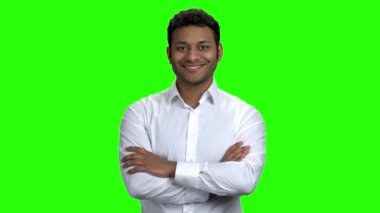 Yeşil ekranda genç gülümseyen adamın portresi.