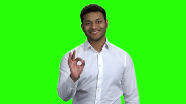 Allegro uomo d'affari indiano che mostra segno OK. — Video Stock