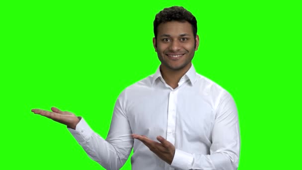 Indischer Promoter präsentiert etwas auf Green Screen. — Stockvideo