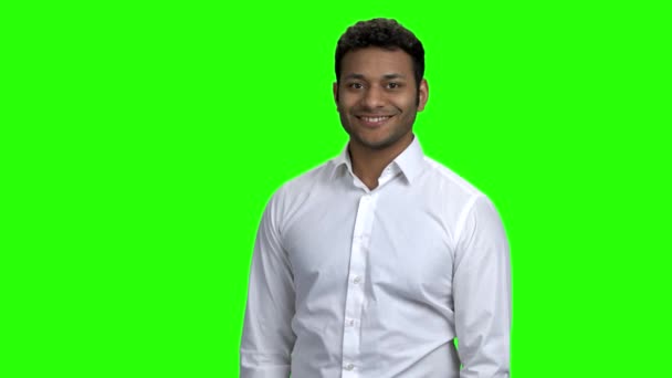 Успешный индийский бизнесмен указывает на пустое пространство для копирования. — стоковое видео
