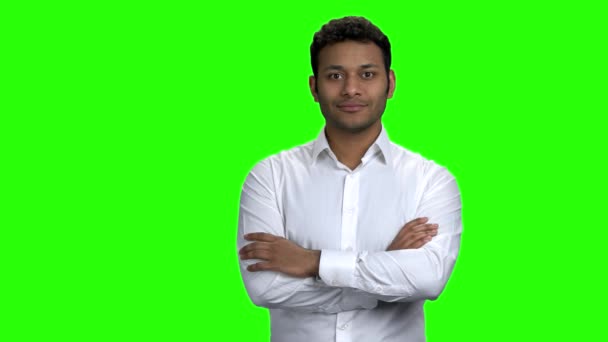 Привабливий індіанський хлопець, який вказує на простір для копіювання.. — стокове відео
