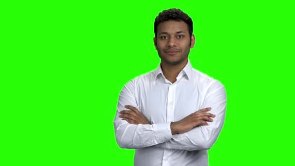 Joven empresario indio apuntando al espacio de copia. — Vídeos de Stock