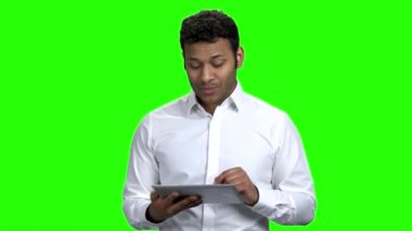 Dijital tablet kullanan işadamı konuşmacısı.