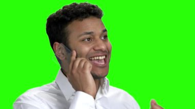 Şeffaf telefonda konuşan başarılı iş adamı.