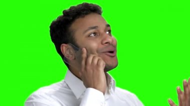 Şeffaf telefonda konuşan heyecanlı adamı kapatın.
