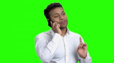 Genç ve etkileyici iş adamı telefonda konuşuyor..