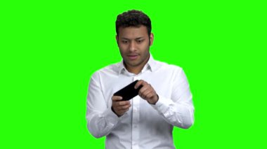 Komik Asya adam mobil oyun oynamak için bağımlısı.