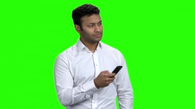 Genç adam cep telefonuyla fotoğraf çekiyor..