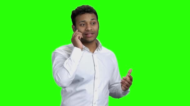 Uomo d'affari che spiega qualcosa al telefono futuristico. — Video Stock