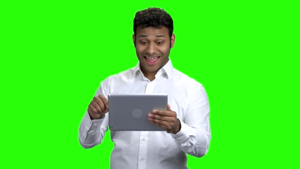 印度男子拿着平板电脑，用手挥手. — 图库视频影像