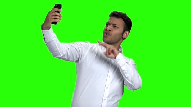 Jonge zakenman neemt selfie met mobiele telefoon. — Stockvideo