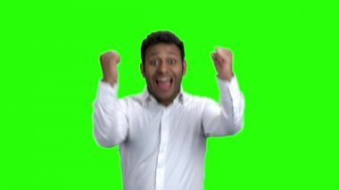 Yeşil ekranda mutlu overjoyed işadamı.