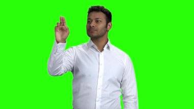 Genç başarılı iş adamı sanal ekrana dokunuyor.