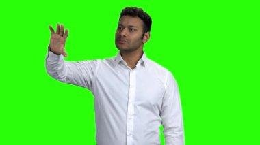 Sanal ekranda yakışıklı yönetici düğmesine basıyor.