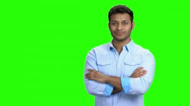 Çekici bir genç parmak ile fotokopi alanını gösteriyor..