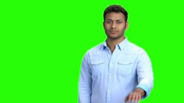 Kendine güveni olan genç bir adam elleriyle jest yapıyor..