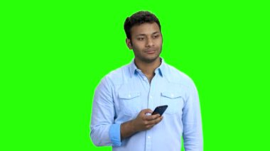Genç adam cep telefonuyla fotoğraf çekiyor..