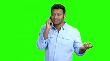 Heyecanlı Hintli adam telefonda konuşuyor.