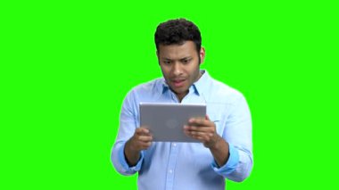 Yeşil ekranda tablet pc ile Neşeli Hint adam.