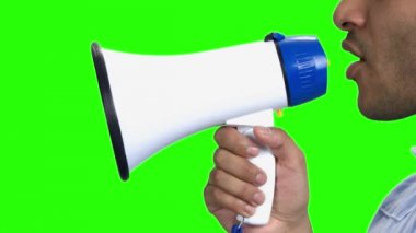 Ciddi adam megafon, yan görünüm içine konuşan.