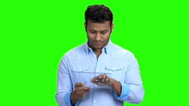 Şeffaf dijital tablet kullanan adam.