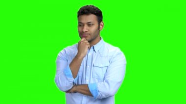 Genç yakışıklı adam yeşil ekranda düşünüyor..