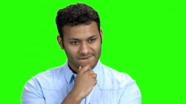 Yeşil ekranda düşünceli bir ifadesi olan genç adam..