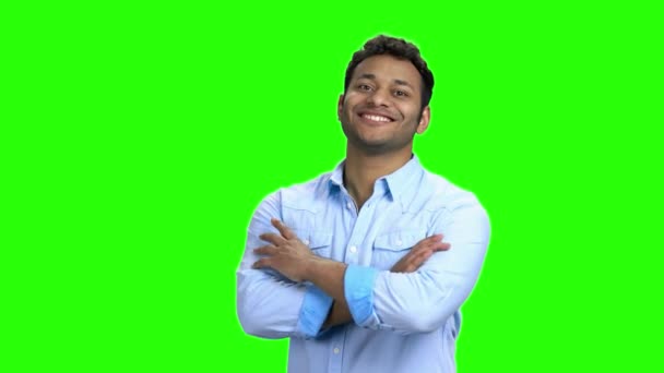 Fiatal férfi keresztbe karok zöld képernyőn. — Stock videók