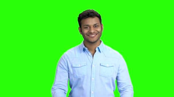 Веселый индийский парень, показывающий два больших пальца вверх . — стоковое видео