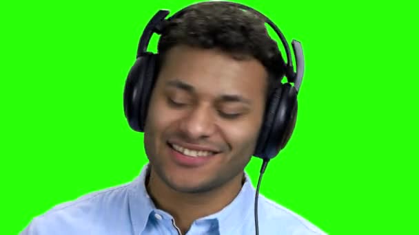 Close-up gelukkig vrolijke man luisteren muziek in koptelefoon. — Stockvideo