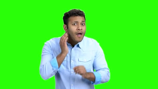 Engraçado indiano homem preens antes da data . — Vídeo de Stock