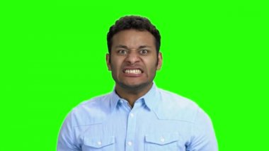 Çılgın koyu tenli adam agresif ifade ile bağırıyor.