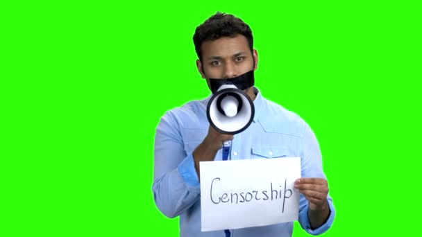 Cenzurowany mężczyzna z zaklejonymi ustami próbuje mówić. — Wideo stockowe