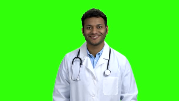 Молодой индийский врач показывает большой палец вверх. — стоковое видео