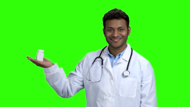 Genç erkek doktor yeşil ekranda hapları sunuyor.. — Stok video