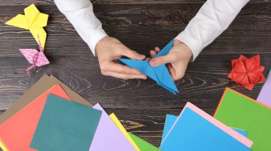 Origami turna, üstten görünüm yapan erkek.