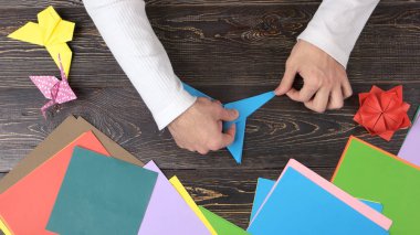 Güzel origami oyuncak adam eller oluşturmak.